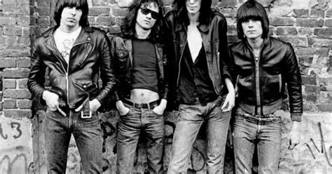  Blitzkrieg Bop – Energinen ja räjähtävä punkrockklassikko 70-luvulta